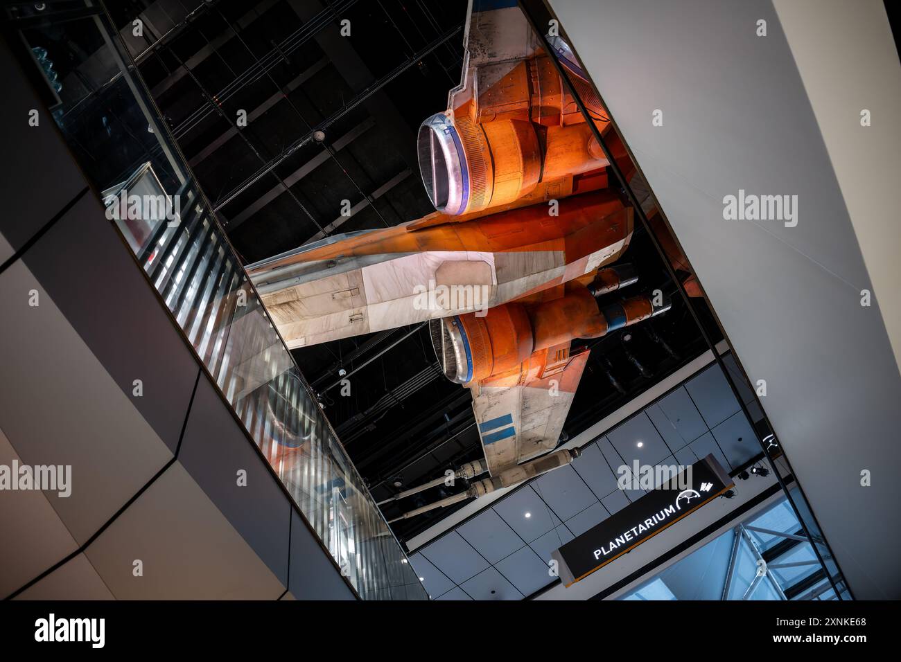 Musée de l'air et de l'espace T-70 X-Wing Starfighter Washington DC // WASHINGTON DC — Un chasseur X-Wing T-70 de « Star Wars : The Rise of Skywalker » exposé au Smithsonian National Air and Space Museum de Washington DC. Cet accessoire utilisé par écran, prêté à long terme par Lucasfilm, est suspendu à l'extérieur du planétarium, montrant l'intersection de la science-fiction et de l'exploration spatiale. Banque D'Images