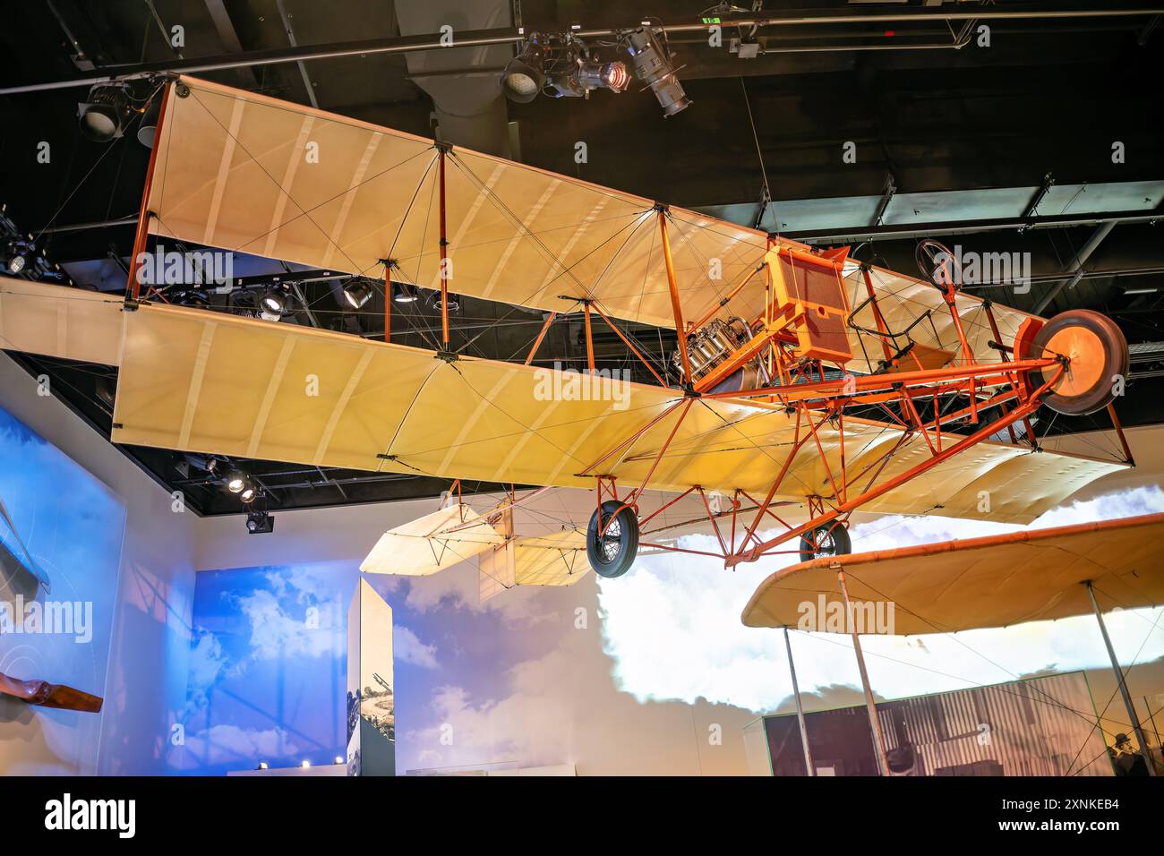 Curtiss d-111 Headless Pusher Aircraft Washington DC // WASHINGTON DC — le Curtiss d-111 Headless Pusher, un avion pionnier du début du XXe siècle, est exposé au Smithsonian National Air and Space Museum à Washington DC. Cet avion historique, conçu par le pionnier de l'aviation Glenn Curtiss, est connu pour son design innovant « sans tête », qui a éliminé le stabilisateur horizontal avant, offrant une aérodynamique améliorée. Le Curtiss d-111 représente un progrès important dans le génie aéronautique à son époque. Banque D'Images