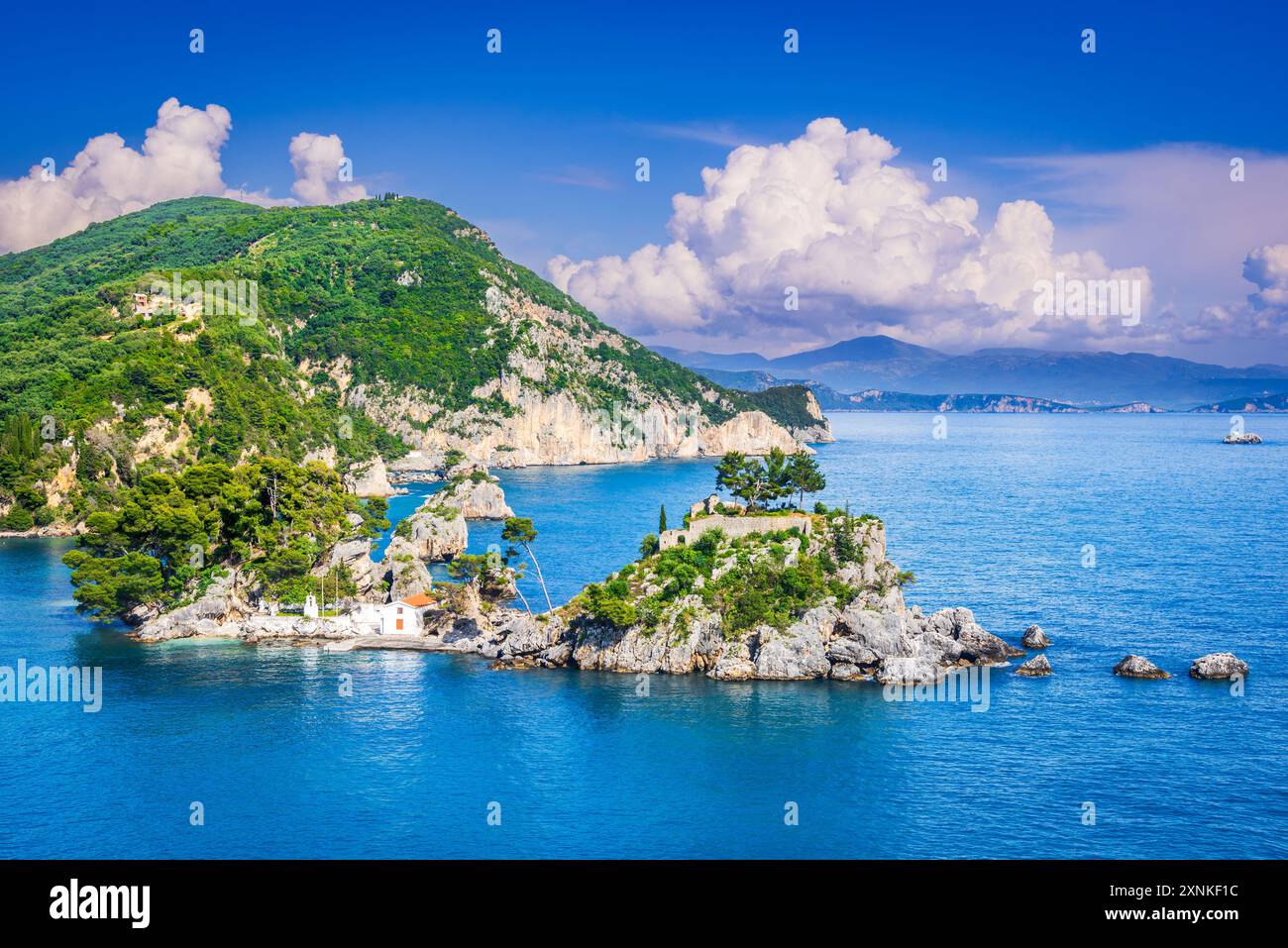 Parga, Grèce. Île de Panagia et eaux turqouises en Épire, vacances grecques à la mer Ionienne. Banque D'Images