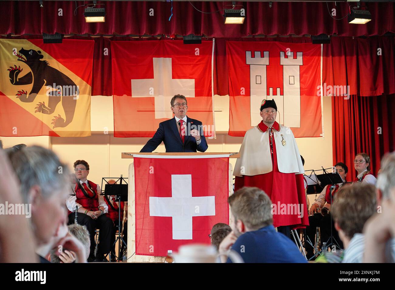 01.08.2024, Bundesfeier Wimmis 2024 Bundesrat Albert Rösti SVP besucht die Bundesfeier der Gemeinde Wimmis und tritt als Festredner auf. Wimmis Schulhaus Chrümig Berne Suisse *** 01 08 2024, célébration fédérale Wimmis 2024 le conseiller fédéral Albert Rösti SVP assiste à la célébration fédérale de la municipalité de Wimmis et intervient comme conférencier principal Wimmis Schoolhouse Chrümig Berne Suisse Banque D'Images