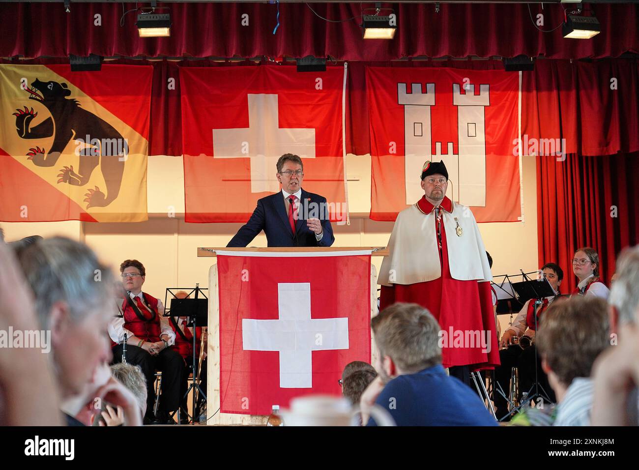 01.08.2024, Bundesfeier Wimmis 2024 Bundesrat Albert Rösti SVP besucht die Bundesfeier der Gemeinde Wimmis und tritt als Festredner auf. Wimmis Schulhaus Chrümig Berne Suisse *** 01 08 2024, célébration fédérale Wimmis 2024 le conseiller fédéral Albert Rösti SVP assiste à la célébration fédérale de la municipalité de Wimmis et intervient comme conférencier principal Wimmis Schoolhouse Chrümig Berne Suisse Banque D'Images