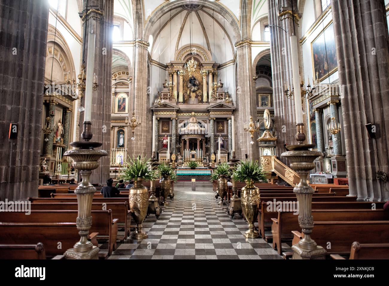 MEXICO, Mexique — intérieur orné du Templo de San Felipe Neri (église Saint Philippe Neri) dans le centre historique de Mexico. Cette église de style baroque, connue pour ses pierres élaborées et son importance religieuse, témoigne du riche patrimoine architectural colonial de la ville. Banque D'Images