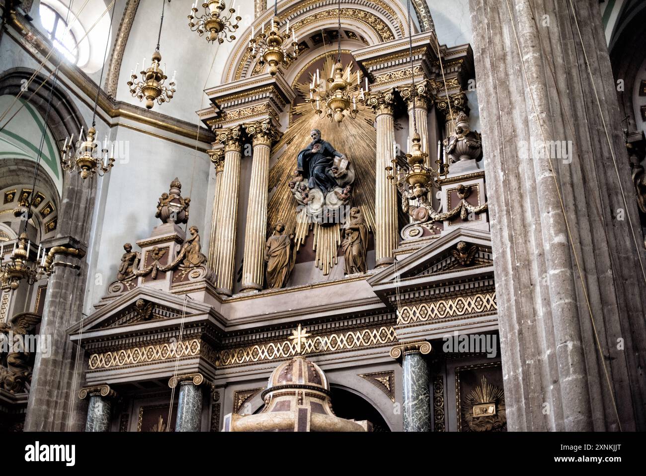 MEXICO, Mexique — intérieur orné du Templo de San Felipe Neri (église Saint Philippe Neri) dans le centre historique de Mexico. Cette église de style baroque, connue pour ses pierres élaborées et son importance religieuse, témoigne du riche patrimoine architectural colonial de la ville. Banque D'Images