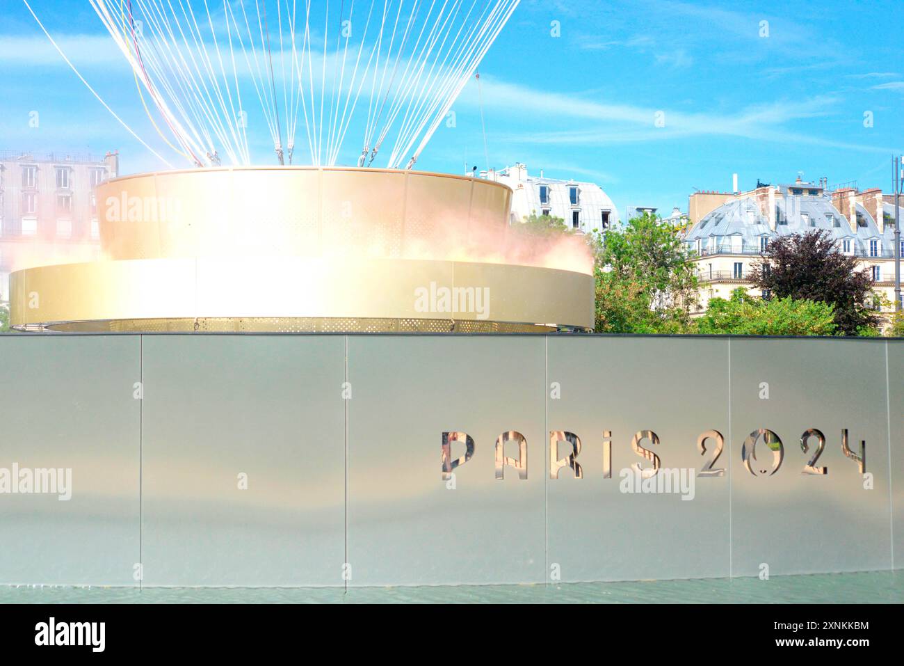 Chaudron olympique au jardin des Tuileries pendant la flamme olympique