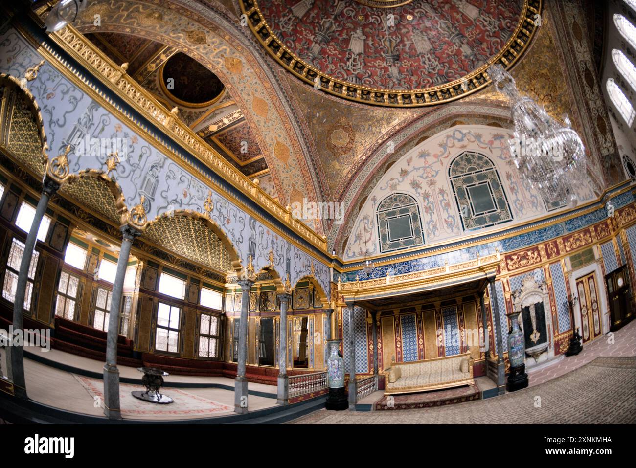 ISTANBUL, Turquie / Türkiye — L'opulente salle du trône impérial dans le harem du palais de Topkapi, Istanbul. Cette chambre richement décorée, ornée de carreaux Iznik complexes, d'ornements dorés et de riches meubles, servait de salle d'audience privée pour le sultan ottoman dans les limites isolées du harem impérial. La salle reflète la maîtrise artistique et le luxe de l'architecture impériale ottomane, offrant un aperçu du monde de la cour ottomane. Banque D'Images