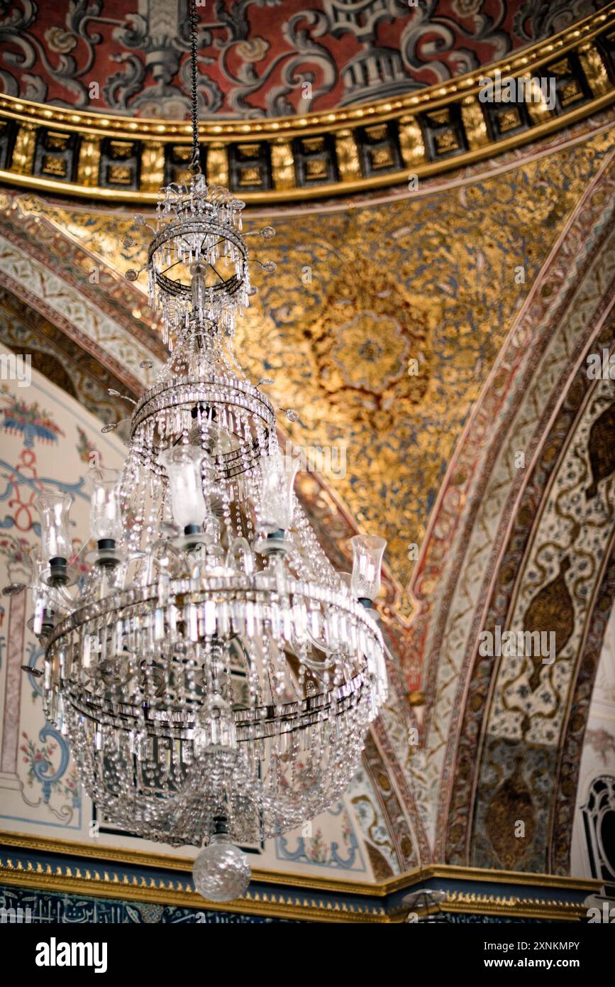 ISTANBUL, Turquie / Türkiye — L'opulente salle du trône impérial dans le harem du palais de Topkapi, Istanbul. Cette chambre richement décorée, ornée de carreaux Iznik complexes, d'ornements dorés et de riches meubles, servait de salle d'audience privée pour le sultan ottoman dans les limites isolées du harem impérial. La salle reflète la maîtrise artistique et le luxe de l'architecture impériale ottomane, offrant un aperçu du monde de la cour ottomane. Banque D'Images