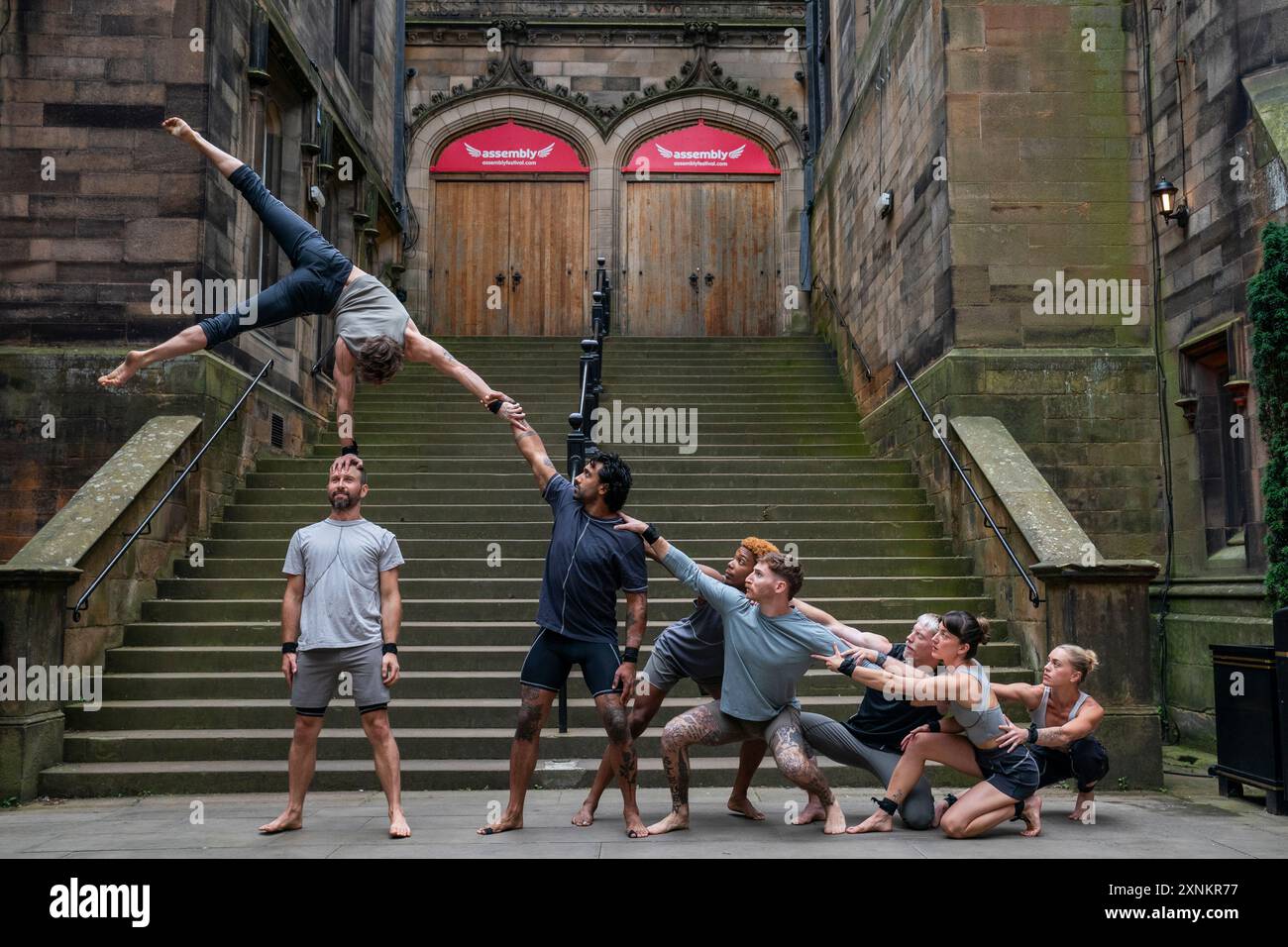 Les acrobates prennent part à une exposition acrobotique devant l'Assembly Hall d'Édimbourg lors d'un appel photo pour l'émission Gravity and Other Myths « Ten Thousand Hours », avant leur apparition au Edinburgh Fringe Festival. Date de la photo : jeudi 1er août 2024. Banque D'Images