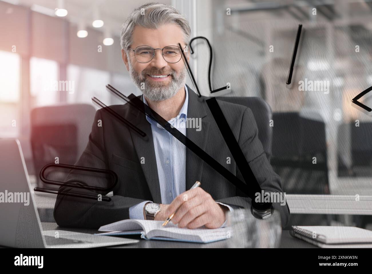 Homme d'affaires dans le bureau, horloge, double exposition. Gestion du temps Banque D'Images