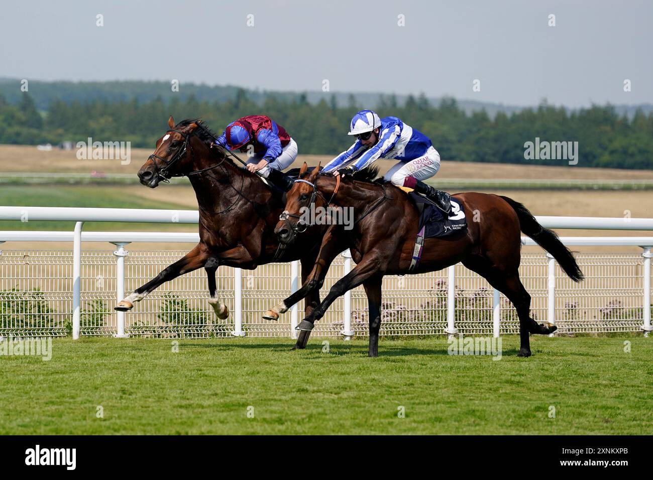 Jan Brueghel monté par Ryan Moore (à gauche) en route pour remporter les John Pearce Racing Gordon Stakes lors de la troisième journée du Qatar Goodwood Festival à l'hippodrome de Goodwood, Chichester. Date de la photo : jeudi 1er août 2024. Banque D'Images