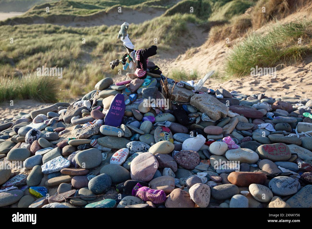 Dobbys tombe de galets un personnage de Harry Potter livres à Freshwater West Pembrokeshire lieu du film The Deathly Hollows Banque D'Images