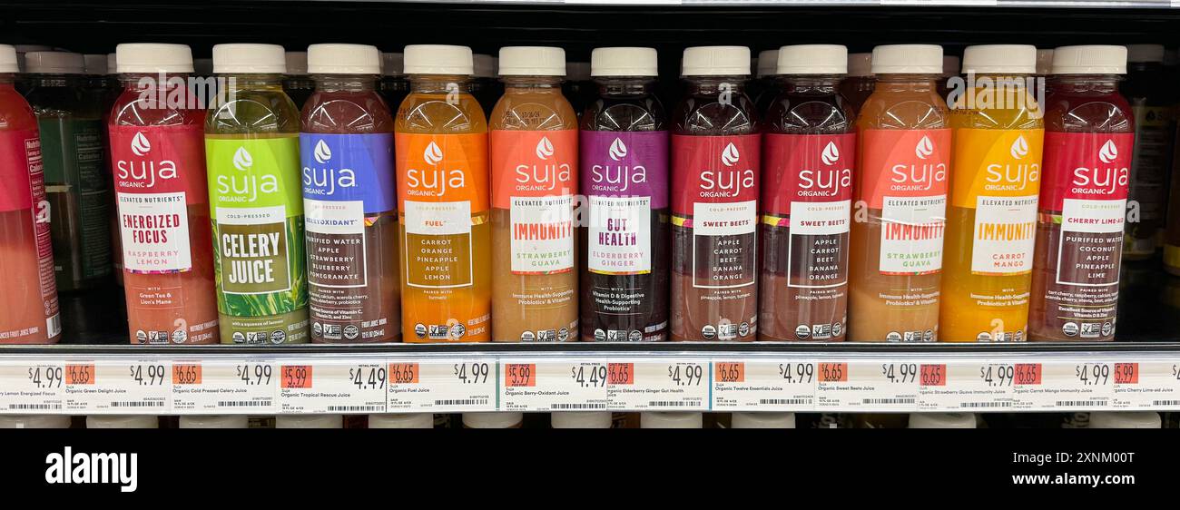 Bouteilles de jus bio Suja en vente chez Whole Foods. Banque D'Images