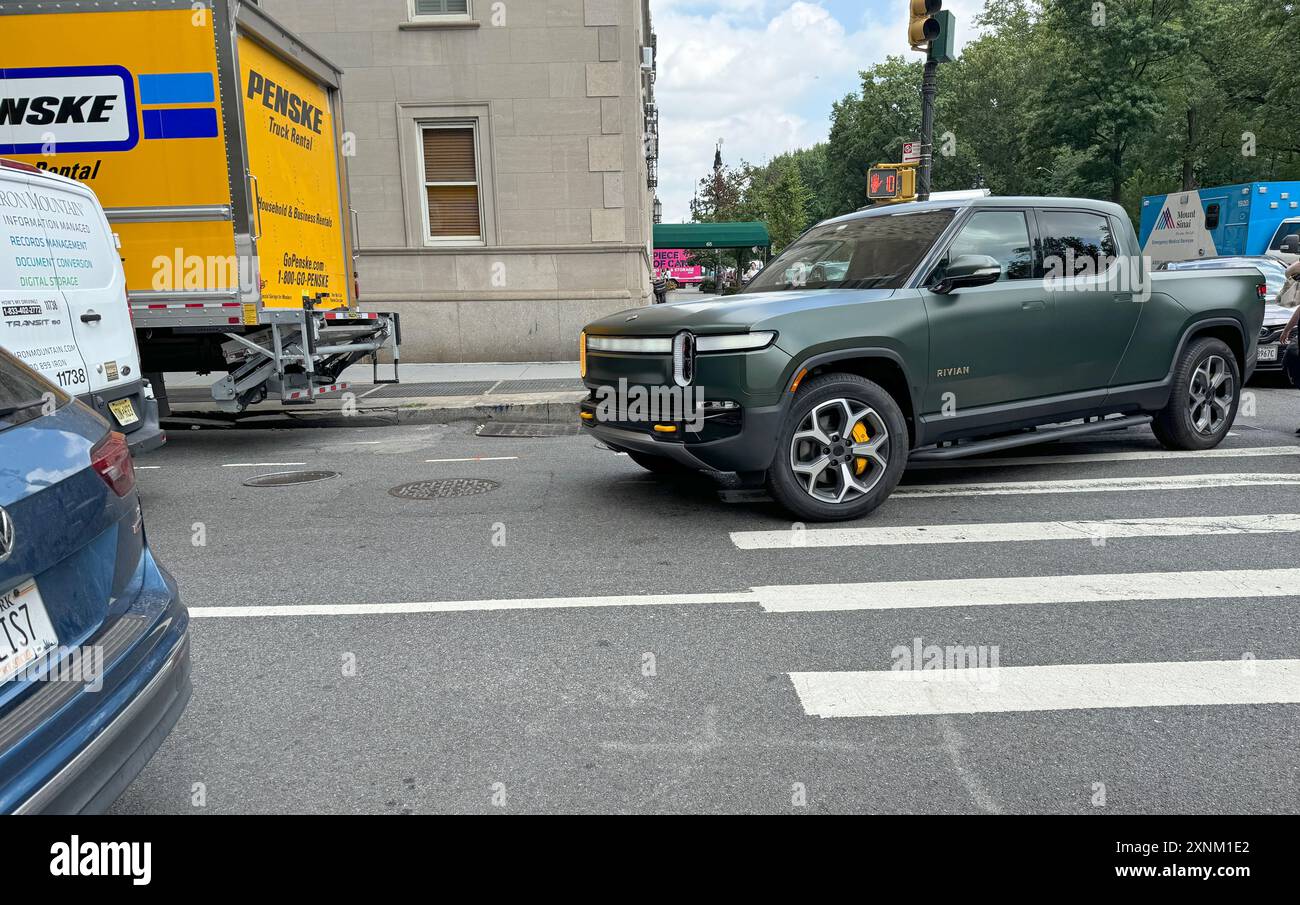 Camion électrique Rivian dans les rues de Manhattan. Banque D'Images