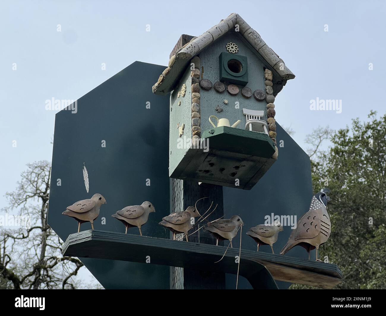 ÉTATS-UNIS. 23 février 2024. Nichoir décoratif avec des détails fantaisistes et des sculptures d'oiseaux en métal installées au dos d'un panneau d'arrêt, un exemple d'art public, Lafayette, Californie, 23 février 2024. (Photo Smith Collection/Gado/Sipa USA) crédit : Sipa USA/Alamy Live News Banque D'Images