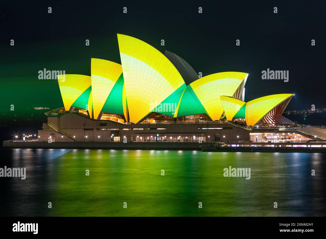 Sydney, Australie. 01 août 2024. Pour célébrer sa participation très réussie aux Jeux olympiques de Paris 2024, l'Australie a illuminé l'un de ses monuments les plus célèbres, l'Opéra de Sydney, dans les couleurs de l'équipe nationale australienne de vert et d'or. Crédit : Robert Wallace / Wallace Media Network / Alamy Live News Banque D'Images