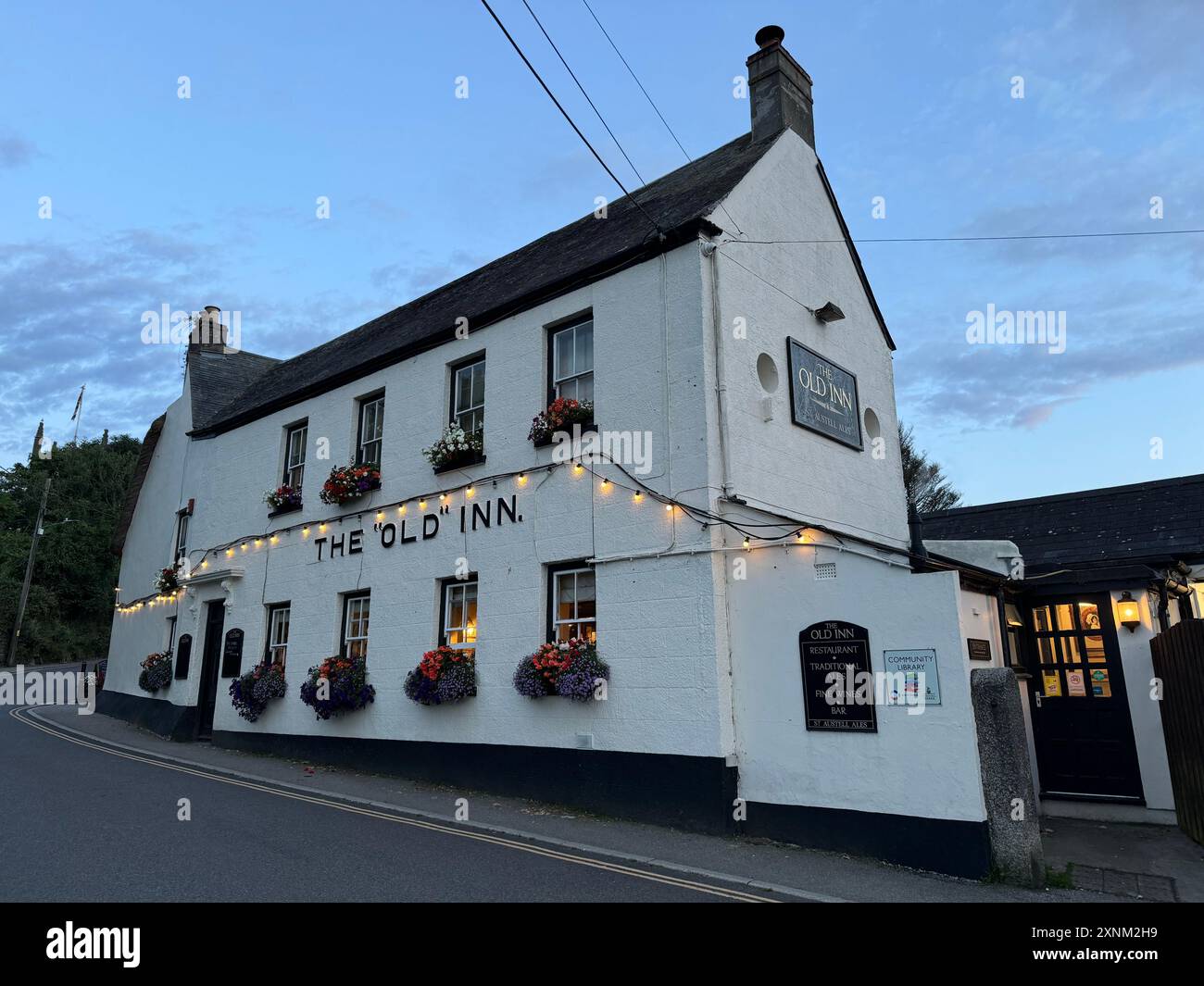 Une vue en soirée de l'Old Inn, un pub traditionnel Cornouaillais du 16ème siècle en partie chaume. Banque D'Images