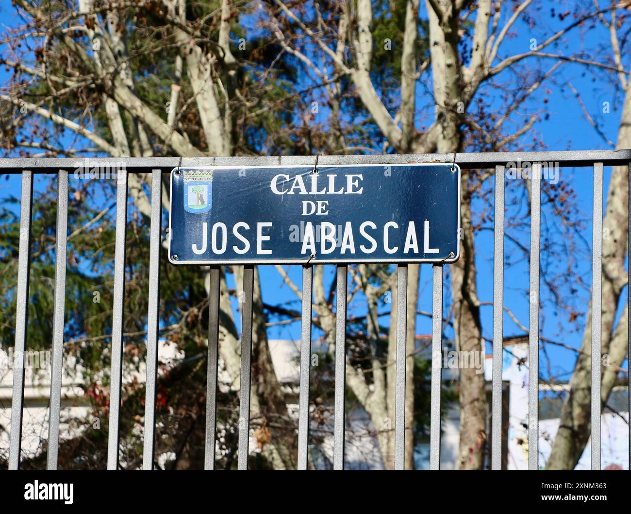 Panneau de nom de rue métallique attaché à une clôture métallique Calle de Jose Abascal dans le centre-ville Madrid Espagne Europe Banque D'Images
