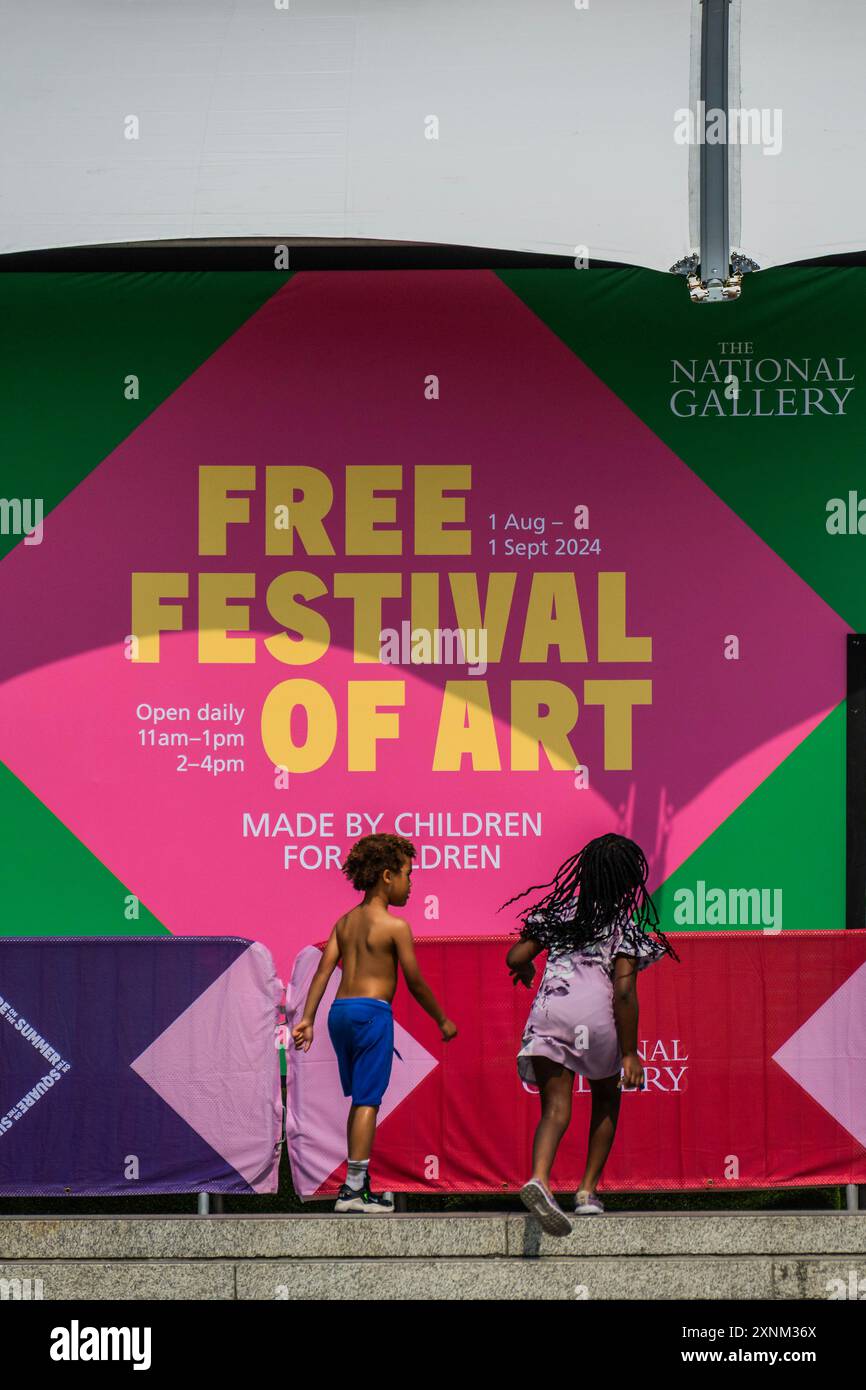 Londres, Royaume-Uni. 1er août 2024. La canicule continue alors que les touristes passent devant le pop-up - Summer on the Square : le festival familial gratuit de la National Gallery revient pour l'année du bicentenaire NG200. Il se déroule du 1er août au 1er septembre 2024 devant la National Gallery, sur la terrasse nord de Trafalgar Square. Il est soutenu par et fait partie du programme Inside Out du conseil municipal de Westminster. Crédit : Guy Bell/Alamy Live News Banque D'Images