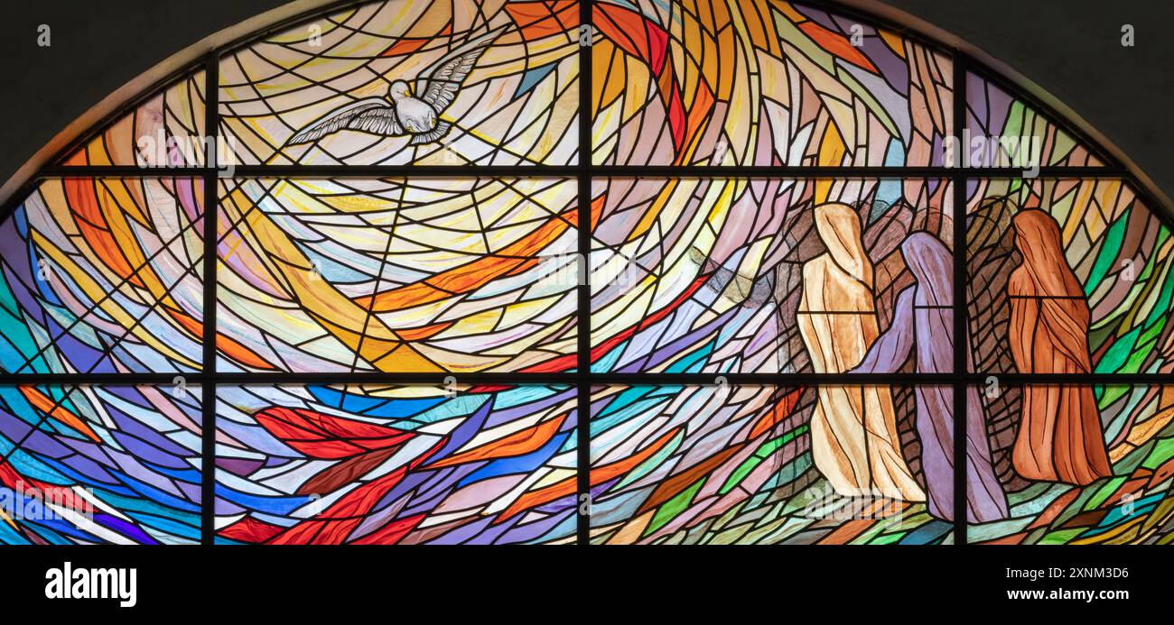 PÉROUSE, ITALIE - 16 MAI 2024 : la scène du Saint-esprit dans l'église Chiesa di Santo Spirito par Studio Moretti Caselli (2010). Banque D'Images