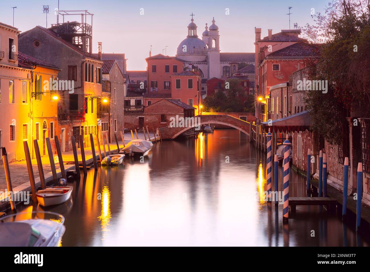 Canal vénitien typique avec pont et église en début de matinée, Dorsoduro, Venise, Italie Banque D'Images