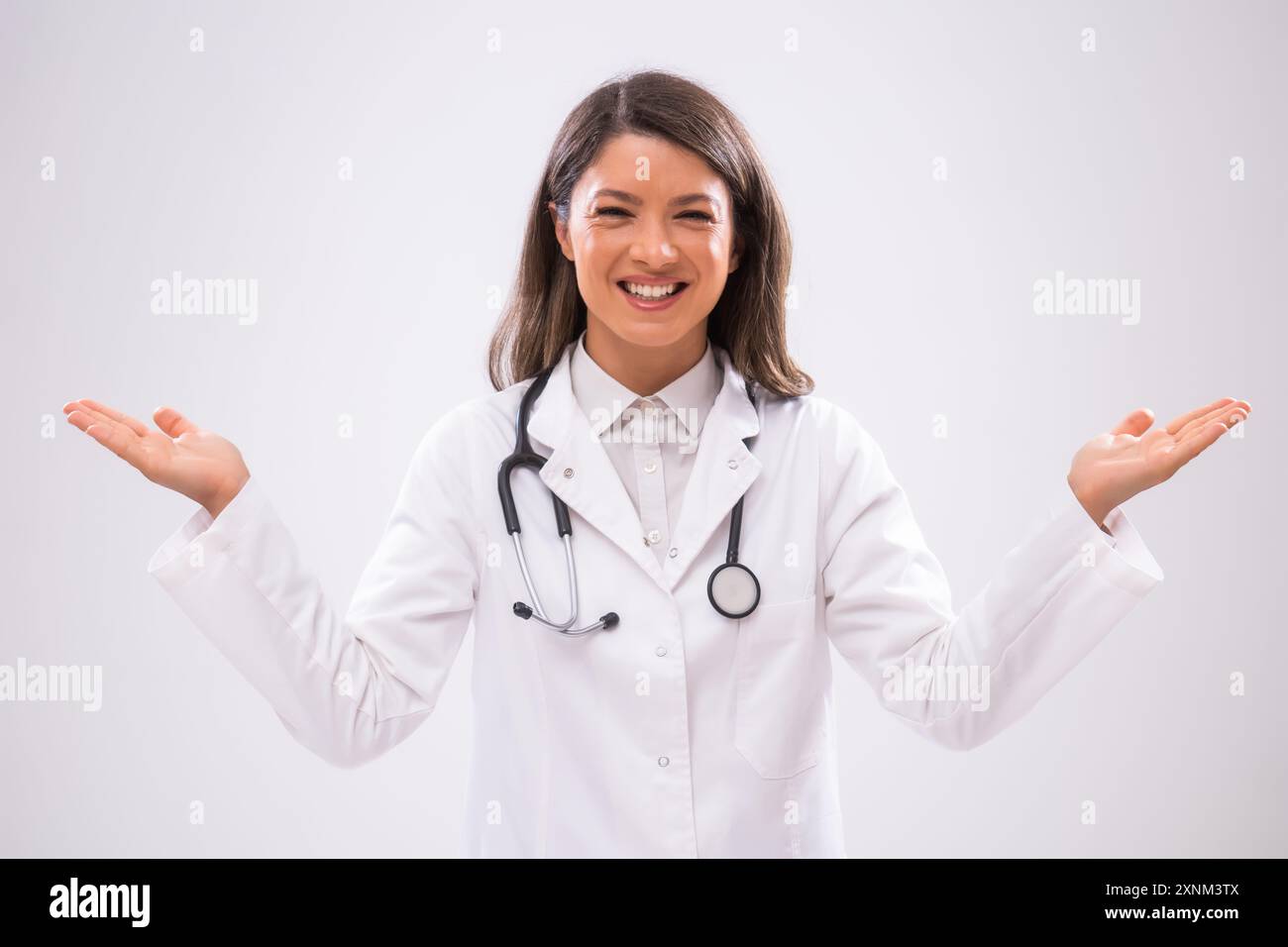 Portrait d'un médecin heureux après un traitement réussi. Banque D'Images