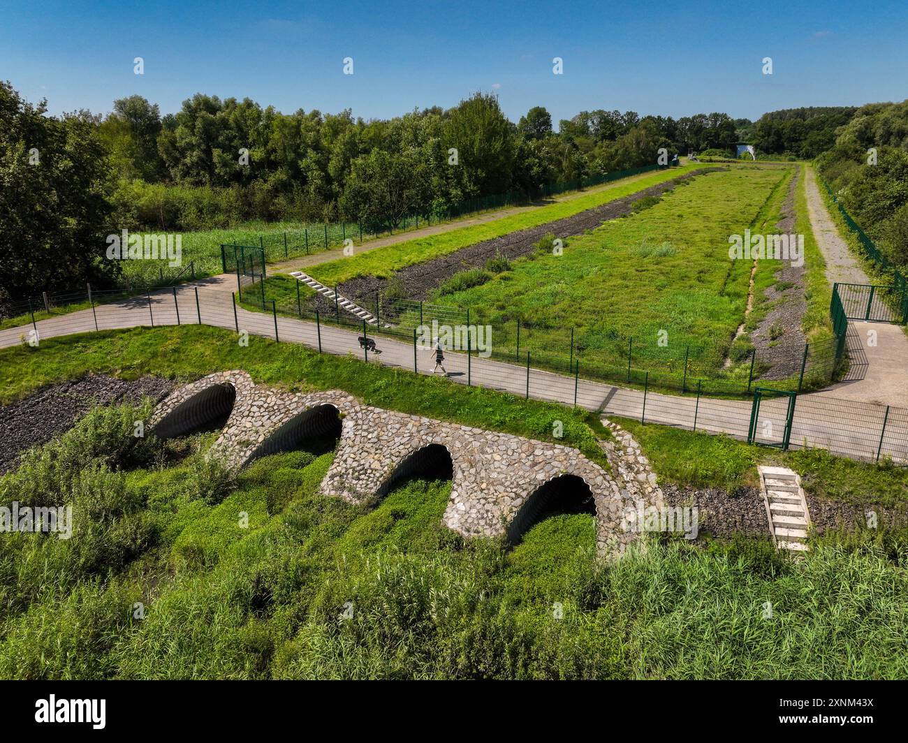 Bottrop-Gladbeck, Nordrhein-Westfalen, Deutschland - Regenueberlaufbecken, Regenrueckhaltebecken, Renaturierte Boye, der Nebenfluss der Emscher, wurde zum naturnahem Gewaesser umgestaltet, Hochwasserschutz und Biodiversitaet durch neu gestaltete Ueberflutungsflaechen. Die Boye ist nach dem Bau eines Parallel verlaufenden Abwasserkanals jetzt abwasserfrei, gehoert zum Flusssystem der Emscher und somit zum Emscherumbau, war vorher ein offener, oberirdischer Schmutzwasserkanal, Mischwasserkanal mit Oberflaechenwasser und Abwasser. Bottrop Nordrhein-Westfalen Deutschland *** Bottrop Gladbeck, Nort Banque D'Images