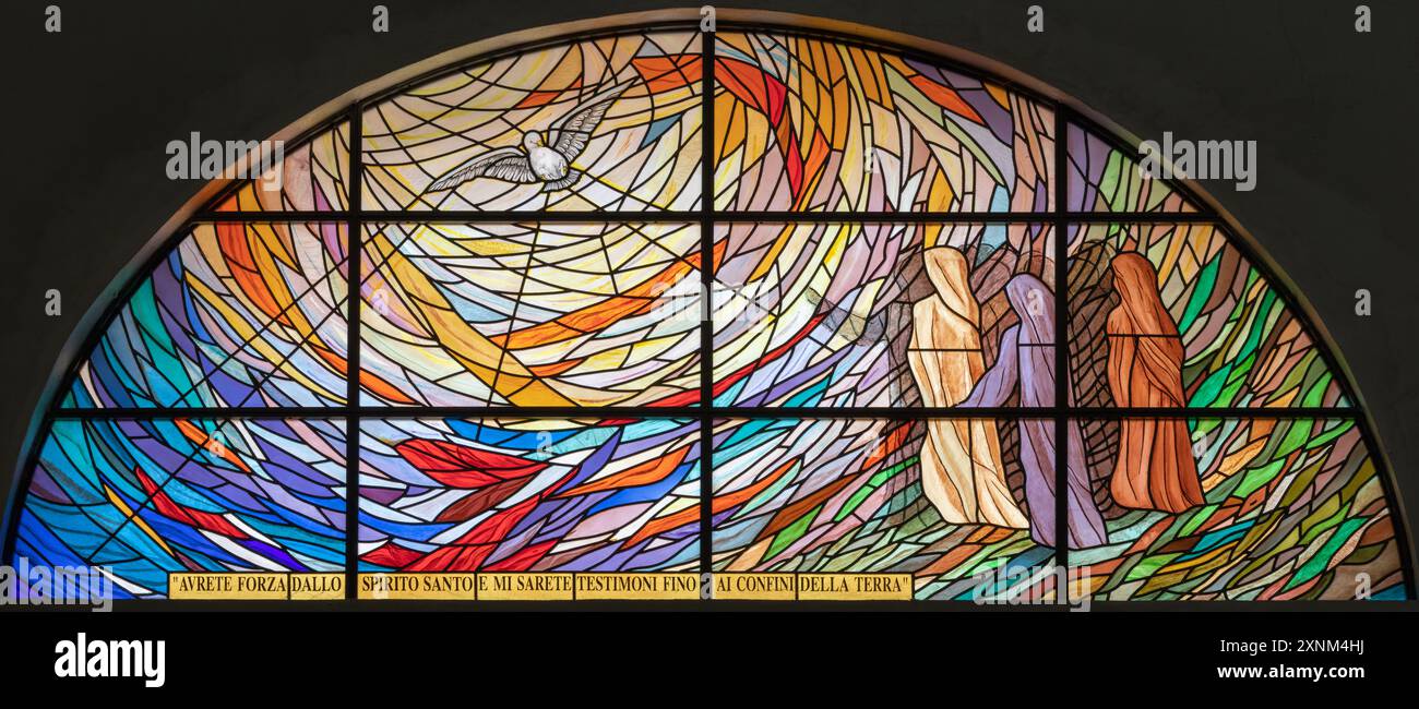 PÉROUSE, ITALIE - 16 MAI 2024 : la scène du Saint-esprit dans l'église Chiesa di Santo Spirito par Studio Moretti Caselli (2010). Banque D'Images