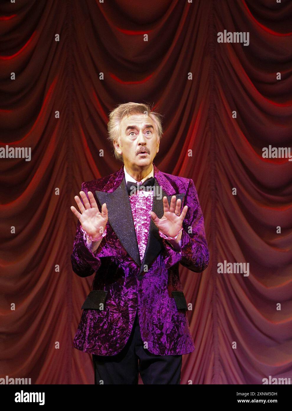 Denis Lawson (Georges) dans LA CAGE aux folles au Playhouse Theatre, Londres WC2 30/10/2008 a Menier Chocolate Factory musique de production et paroles : Jerry Herman livre : Harvey Fierstein basé sur la pièce de Jean Poiret décor : Tim Shortall costumes : Matthew Wright chorégraphie : Lynne page réalisateur : Terry Johnson Banque D'Images