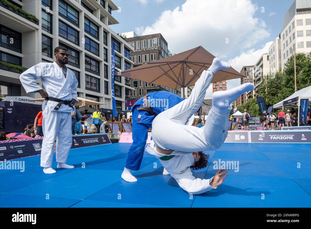 Londres, Royaume-Uni. 1er août 2024. Une démonstration de judo a lieu à la Team GB King’s Cross Fanzone officielle pour les Jeux Olympiques de Paris 2024 sur Lewis Cubitt Square. Les fans en visite peuvent également profiter d’activités sur le thème olympique et de célébrations de médailles avec les athlètes de retour de l’équipe GB. King’s Cross est l’une des dix fanzones Team BG créées à travers le Royaume-Uni. Credit : Stephen Chung / Alamy Live News Banque D'Images