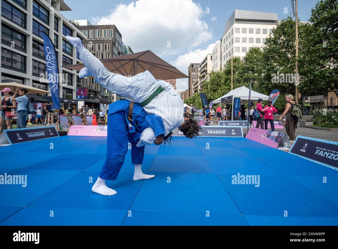 Londres, Royaume-Uni. 1er août 2024. Une démonstration de judo a lieu à la Team GB King’s Cross Fanzone officielle pour les Jeux Olympiques de Paris 2024 sur Lewis Cubitt Square. Les fans en visite peuvent également profiter d’activités sur le thème olympique et de célébrations de médailles avec les athlètes de retour de l’équipe GB. King’s Cross est l’une des dix fanzones Team BG créées à travers le Royaume-Uni. Credit : Stephen Chung / Alamy Live News Banque D'Images