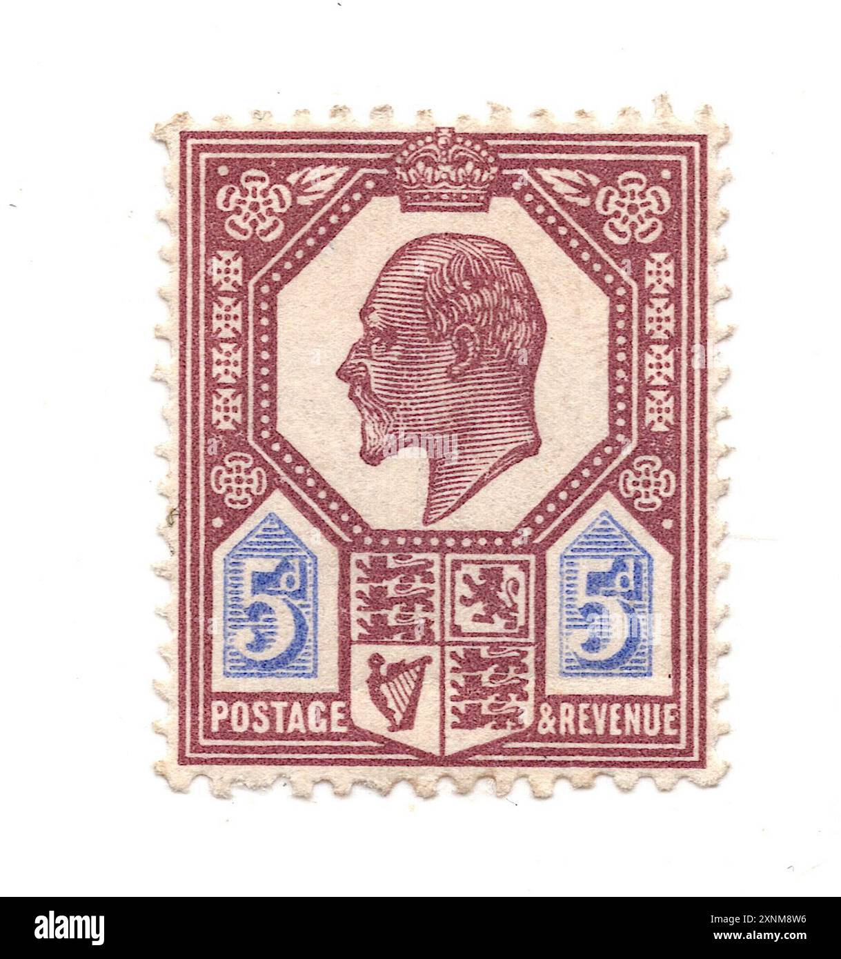 Un timbre-poste vintage de cinq pence du roi Édouard VII de Grande-Bretagne sur fond blanc. Banque D'Images