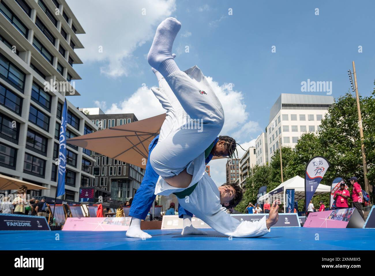 Londres, Royaume-Uni. 1er août 2024. Une démonstration de judo a lieu à la Team GB King’s Cross Fanzone officielle pour les Jeux Olympiques de Paris 2024 sur Lewis Cubitt Square. Les fans en visite peuvent également profiter d’activités sur le thème olympique et de célébrations de médailles avec les athlètes de retour de l’équipe GB. King’s Cross est l’une des dix fanzones Team BG créées à travers le Royaume-Uni. Credit : Stephen Chung / Alamy Live News Banque D'Images