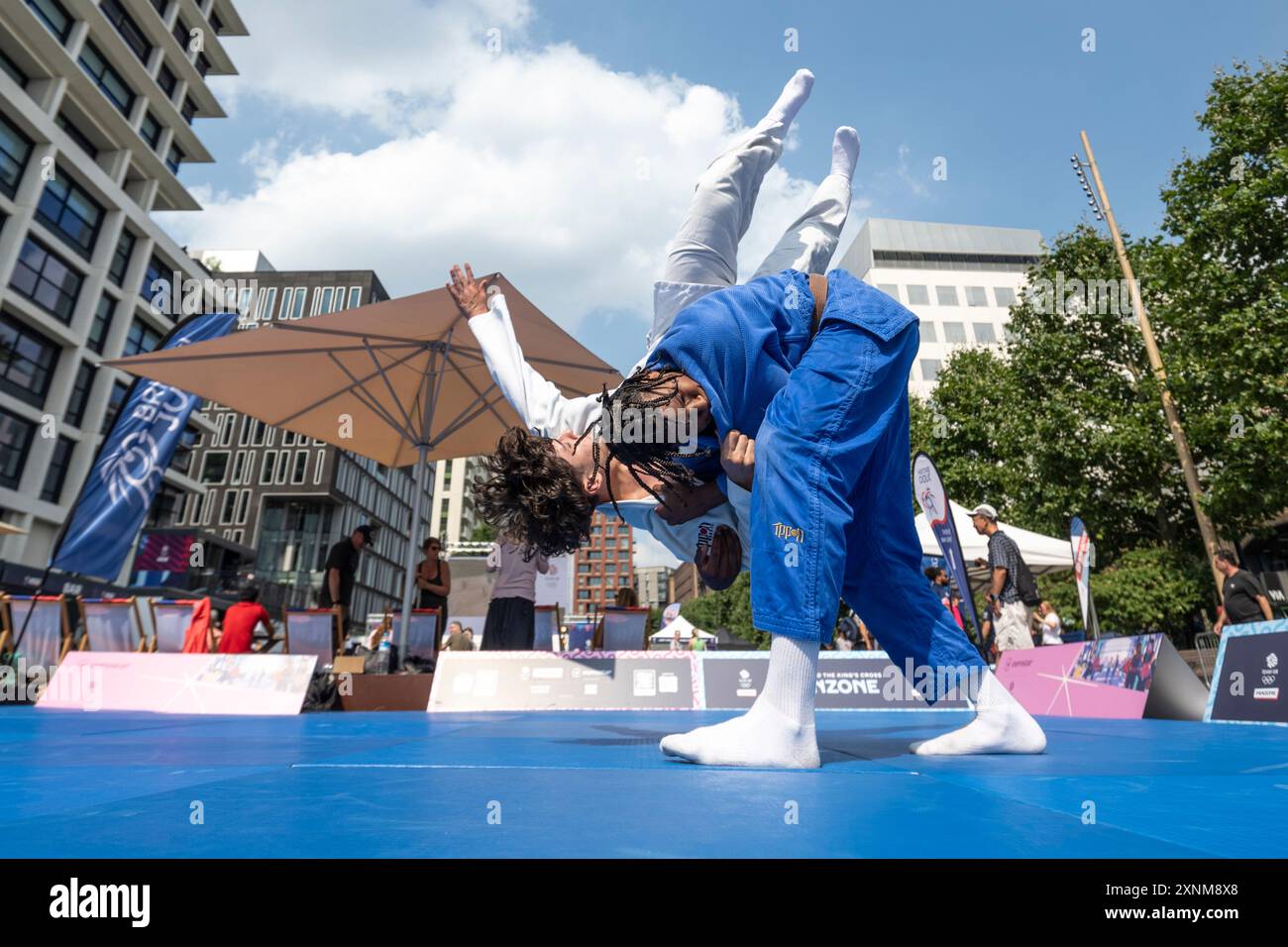 Londres, Royaume-Uni. 1er août 2024. Une démonstration de judo a lieu à la Team GB King’s Cross Fanzone officielle pour les Jeux Olympiques de Paris 2024 sur Lewis Cubitt Square. Les fans en visite peuvent également profiter d’activités sur le thème olympique et de célébrations de médailles avec les athlètes de retour de l’équipe GB. King’s Cross est l’une des dix fanzones Team BG créées à travers le Royaume-Uni. Credit : Stephen Chung / Alamy Live News Banque D'Images