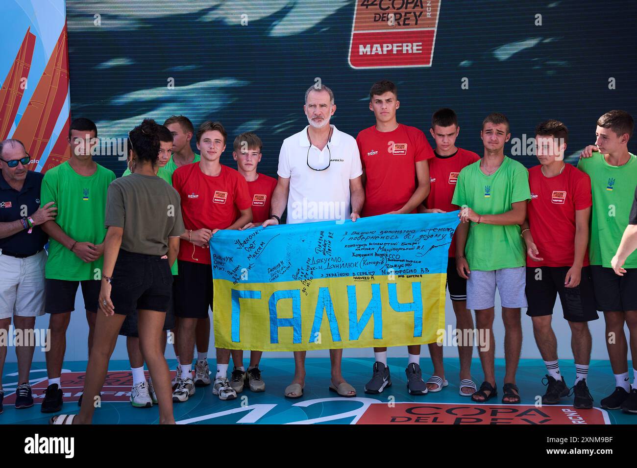 Palma. Espagne. 20240801, le roi Felipe VI d'Espagne assiste à une réunion avec un groupe d'enfants ukrainiens et signe deux drapeaux ukrainiens au Real Club Nautico le 1er août 2024 à Palma, en Espagne Banque D'Images