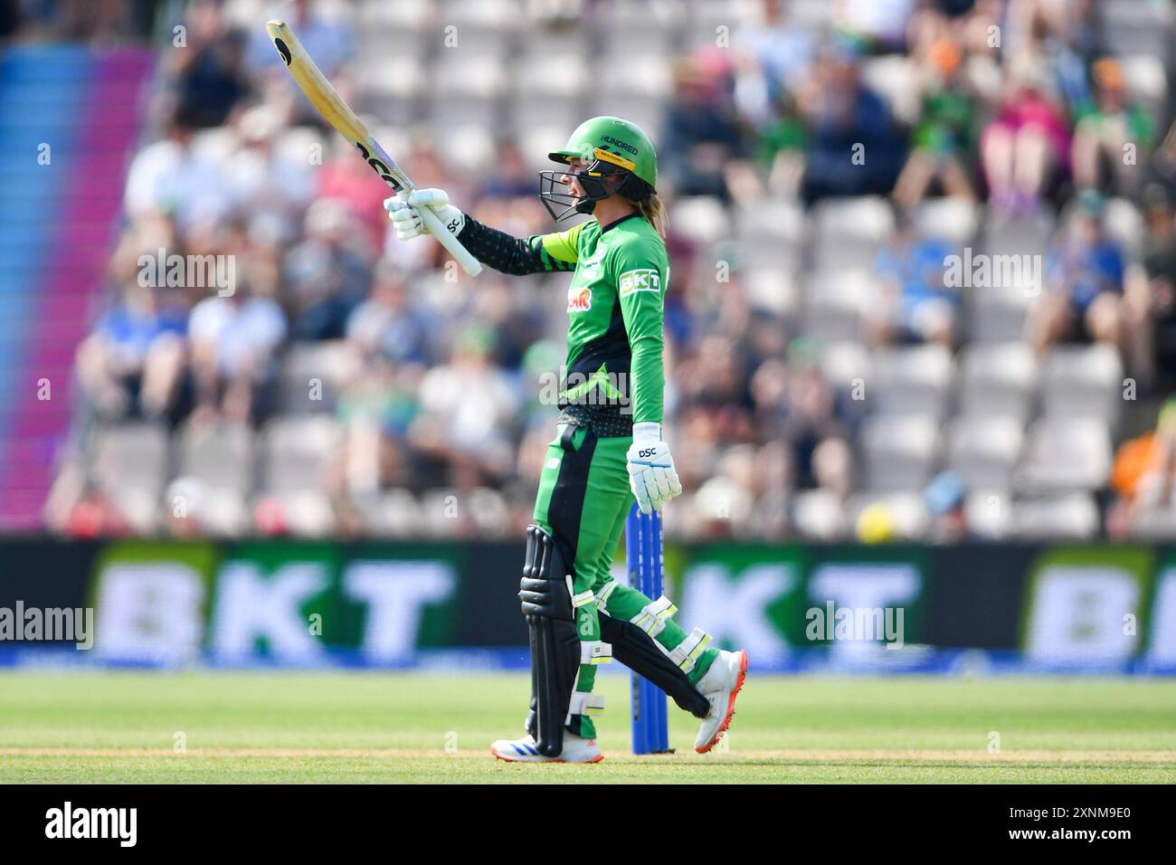 Southampton, Royaume-Uni. 01 août 2024. Danni Wyatt de Southern Brave lève sa batte en atteignant son demi-siècle lors du Hundred Women's match entre Southern Brave et Manchester Originals au Utilita Bowl. Crédit : Dave Vokes/Alamy Live News Banque D'Images