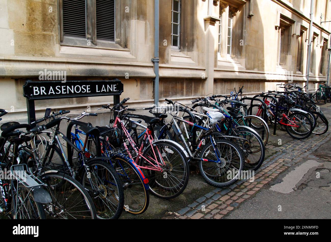 Vélos (probablement des étudiants) enchaînés dans Brasenose Lane à l'extérieur d'un des collages à Oxford. Banque D'Images