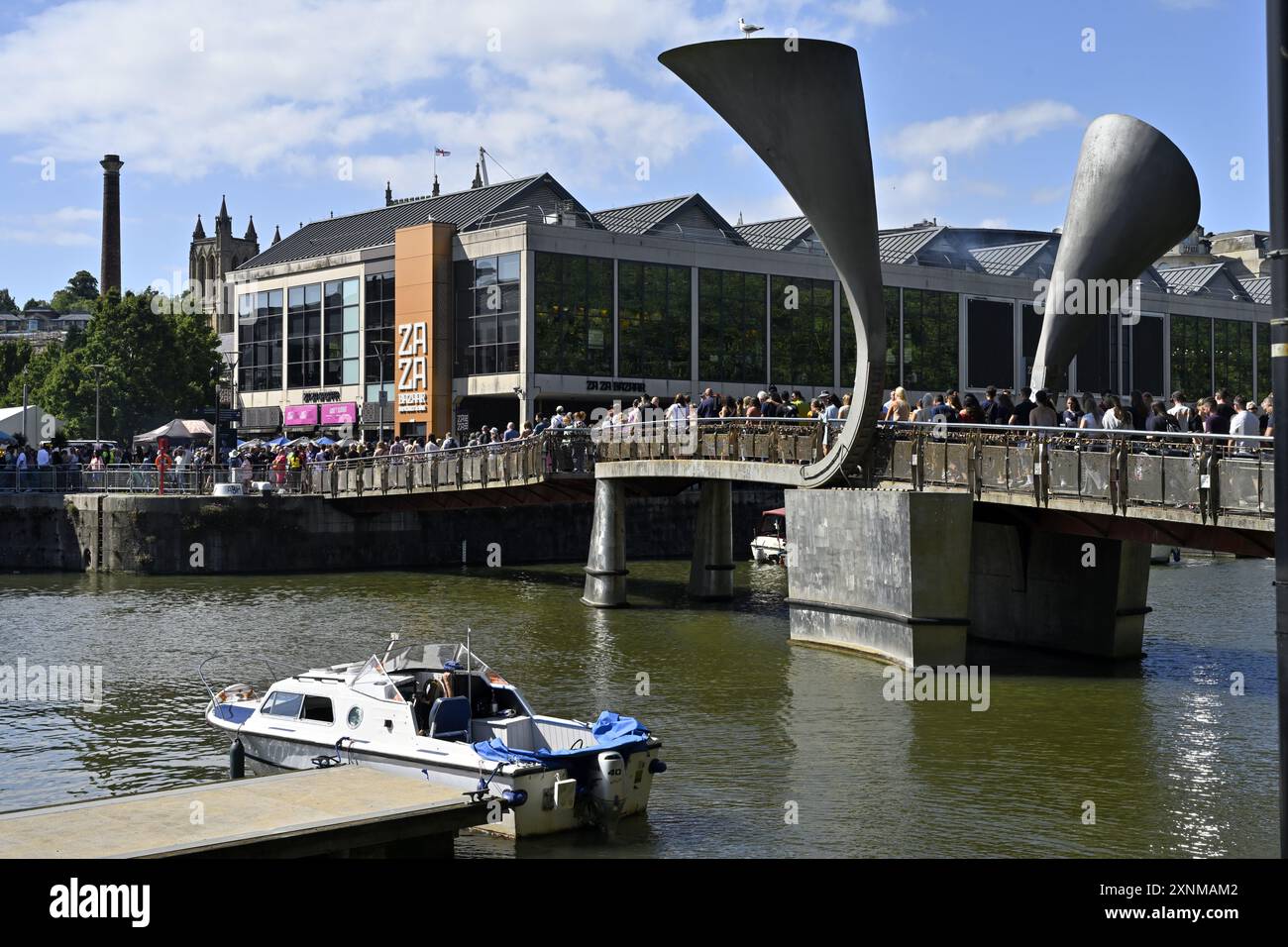 Le port flottant de Bristol avec le pont piétonnier de Pero dans le centre-ville bondé de monde pendant le Bristol Harbour Festival Banque D'Images