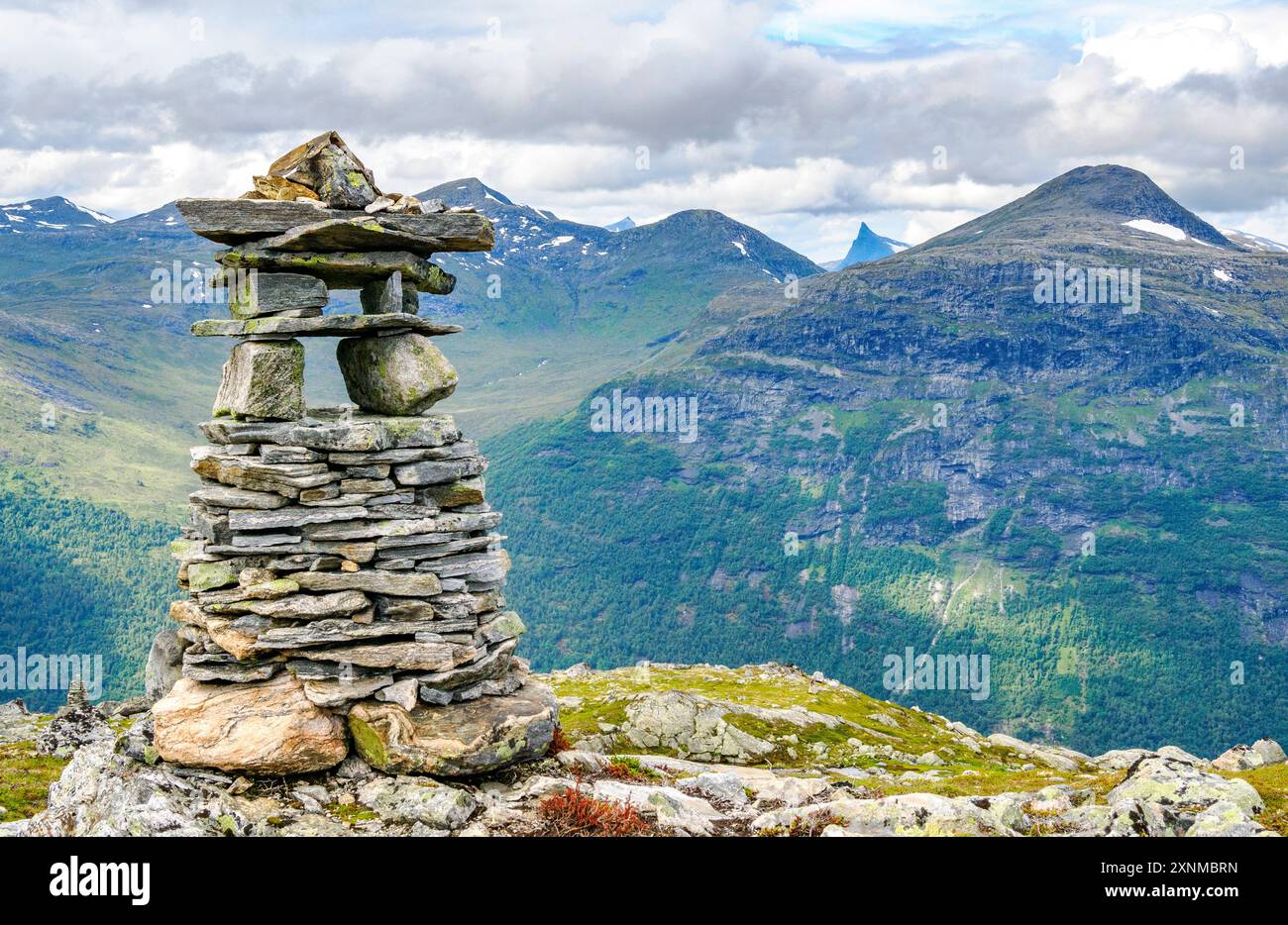 Vue depuis Skredfjellet à travers la vallée de Stryn vers Gryta et Kirkjenibba et le Hornindalsrokken pointu au-dessus du Nordfjord dans le centre de la Norvège Banque D'Images