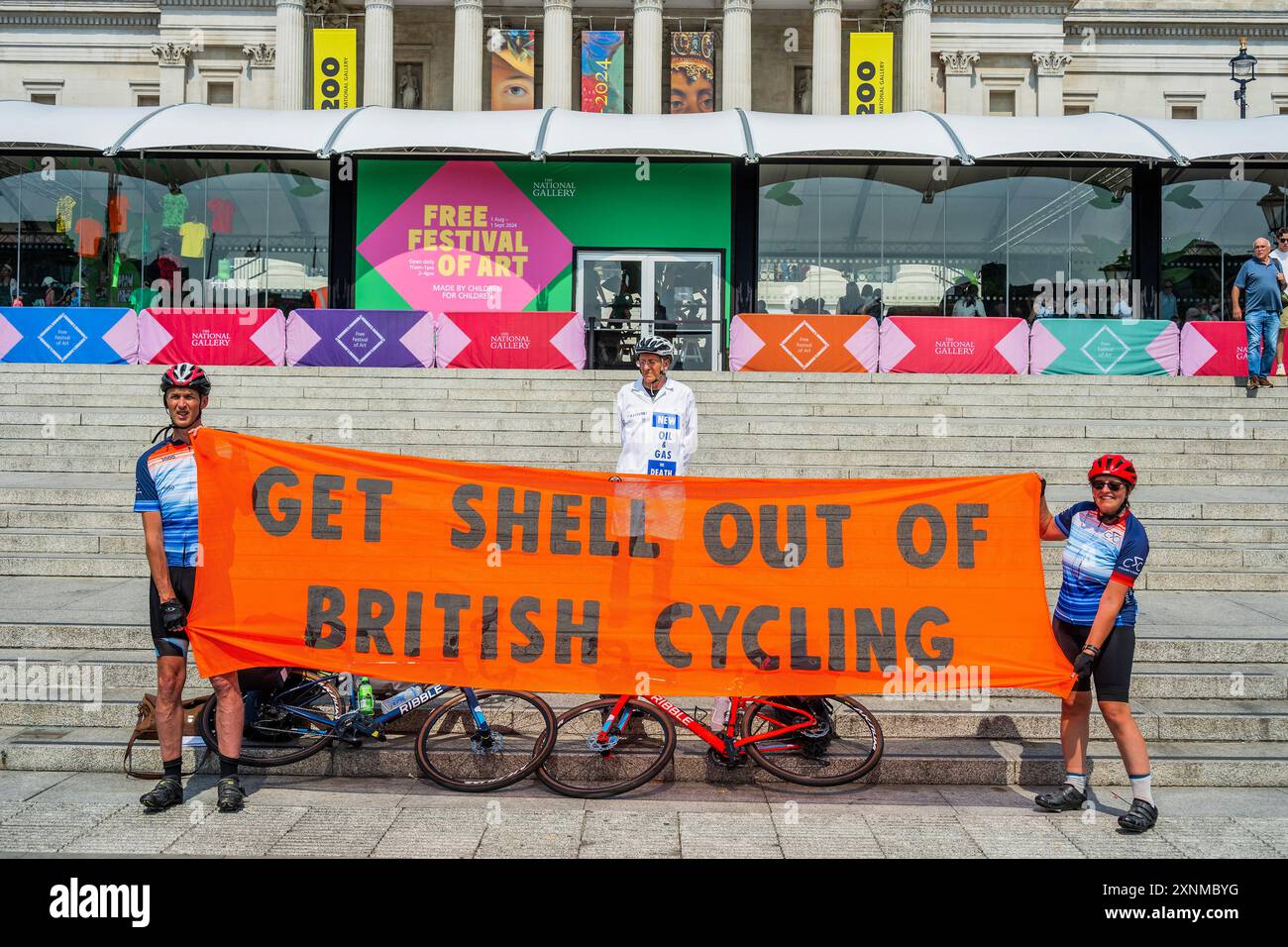Londres, Royaume-Uni. 1er août 2024. Les cyclistes extinction Rebellion se rendent aux Jeux Olympiques de Paris - deux activistes d'extinction Rebellion UK (XRUK) sont partis de Londres pour les Jeux Olympiques de Paris afin de souligner le parrainage controversé de British Cycling par Shell. Mike Bastow et Sahrah Wilding d'Oswestry, dans le Shropshire, sont partis aujourd'hui de Trafalgar Square (près de la National Portrait Gallery qui vient de déposer BP comme sponsor) pour un cycle de 250 km jusqu'au vélodrome de Saint-Quentin-en-Yvelines à Paris. Ils prévoient d'arriver à temps pour la compétition de cyclisme sur piste à laquelle participent les cyclistes britanniques. Crédit : g Banque D'Images