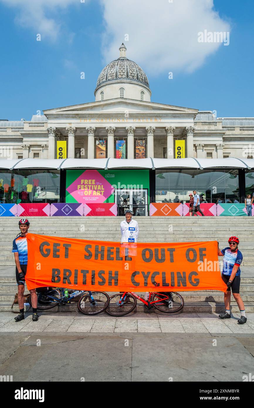 Londres, Royaume-Uni. 1er août 2024. Les cyclistes extinction Rebellion se rendent aux Jeux Olympiques de Paris - deux activistes d'extinction Rebellion UK (XRUK) sont partis de Londres pour les Jeux Olympiques de Paris afin de souligner le parrainage controversé de British Cycling par Shell. Mike Bastow et Sahrah Wilding d'Oswestry, dans le Shropshire, sont partis aujourd'hui de Trafalgar Square (près de la National Portrait Gallery qui vient de déposer BP comme sponsor) pour un cycle de 250 km jusqu'au vélodrome de Saint-Quentin-en-Yvelines à Paris. Ils prévoient d'arriver à temps pour la compétition de cyclisme sur piste à laquelle participent les cyclistes britanniques. Crédit : g Banque D'Images