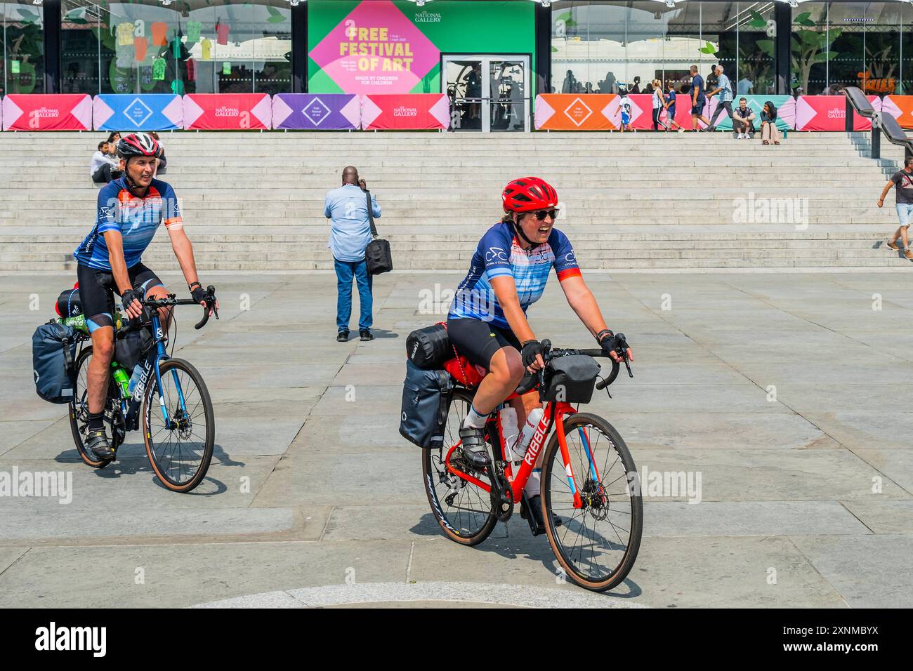 Londres, Royaume-Uni. 1er août 2024. Les cyclistes extinction Rebellion se rendent aux Jeux Olympiques de Paris - deux activistes d'extinction Rebellion UK (XRUK) sont partis de Londres pour les Jeux Olympiques de Paris afin de souligner le parrainage controversé de British Cycling par Shell. Mike Bastow et Sahrah Wilding d'Oswestry, dans le Shropshire, sont partis aujourd'hui de Trafalgar Square (près de la National Portrait Gallery qui vient de déposer BP comme sponsor) pour un cycle de 250 km jusqu'au vélodrome de Saint-Quentin-en-Yvelines à Paris. Ils prévoient d'arriver à temps pour la compétition de cyclisme sur piste à laquelle participent les cyclistes britanniques. Crédit : g Banque D'Images