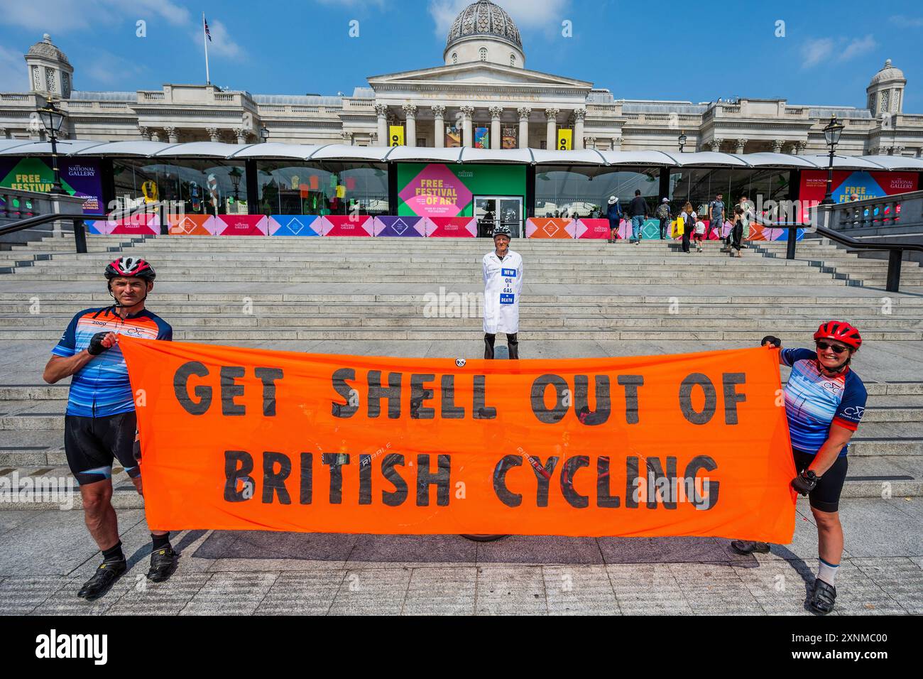 Londres, Royaume-Uni. 1er août 2024. Les cyclistes extinction Rebellion se rendent aux Jeux Olympiques de Paris - deux activistes d'extinction Rebellion UK (XRUK) sont partis de Londres pour les Jeux Olympiques de Paris afin de souligner le parrainage controversé de British Cycling par Shell. Mike Bastow et Sahrah Wilding d'Oswestry, dans le Shropshire, sont partis aujourd'hui de Trafalgar Square (près de la National Portrait Gallery qui vient de déposer BP comme sponsor) pour un cycle de 250 km jusqu'au vélodrome de Saint-Quentin-en-Yvelines à Paris. Ils prévoient d'arriver à temps pour la compétition de cyclisme sur piste à laquelle participent les cyclistes britanniques. Crédit : g Banque D'Images