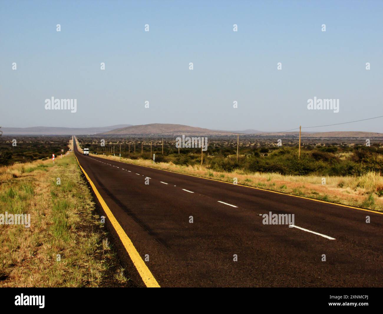 Autoroute droite tranquille dans les plaines du Cap Nord en Afrique du Sud. Banque D'Images