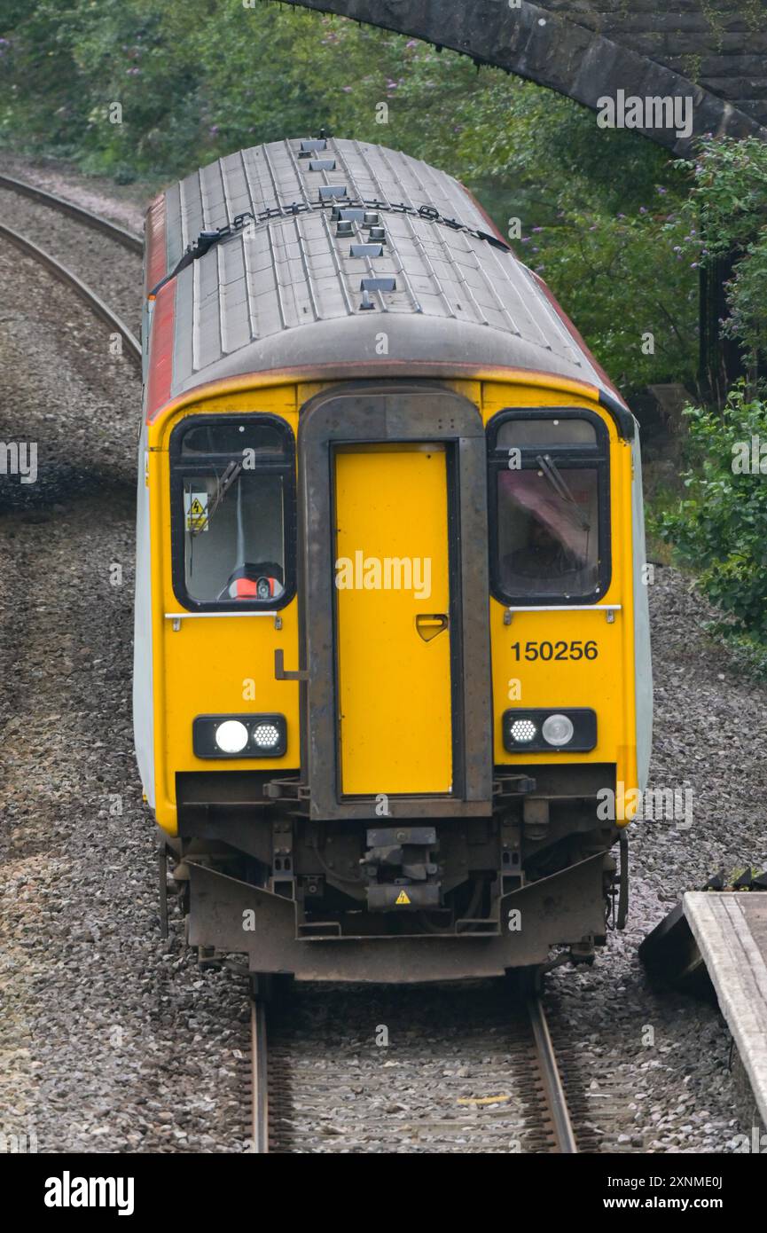 Pontyclun, pays de Galles, Royaume-Uni. - 31 juillet 2024 : train de banlieue diesel de classe 150 exploité par transport for Wales approchant de la gare du village Banque D'Images