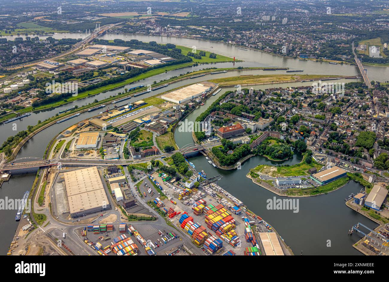 Luftbild, duisport Hafen Duisburg Ortsteil Ruhrort mit Vinckekanal, Fluss Ruhrmündung in den Fluss Rhein, Karl-Lehr-Brücke, Speditionsinsel und Mercatorinsel mit DHL Spedition Logistik, hinten Gewerbegebiet Kaßlerfeld, Tausendfensterhaus, Ruhrort, Duisburg, Ruhrgebiet, Nordrhein-Westfalen, Deutschland ACHTUNGxMINDESTHONORARx60xEURO *** vue aérienne, duisport district de Duisburg Ruhrort avec Vinckekanal, embouchure de la Ruhr dans le Rhin, pont Karl Lehr, île d'expédition et Mercatorinsel avec DHL Spedition Logistik, derrière la zone industrielle Kaßlerfeld, Tausendfensterhaus, Ruhrort, Duisb Banque D'Images