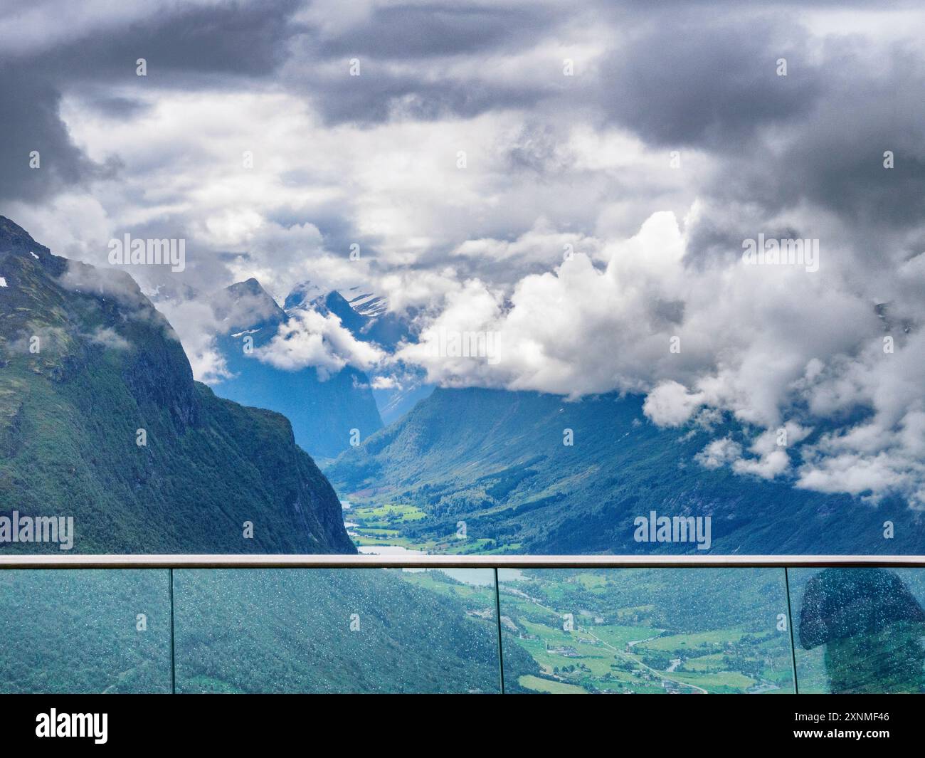 Le centre d'accueil des restaurants de la plus haute station et la plate-forme d'observation du tramway aérien Loen Skylift près de Stryn sur le Nordfjord central de la Norvège Banque D'Images