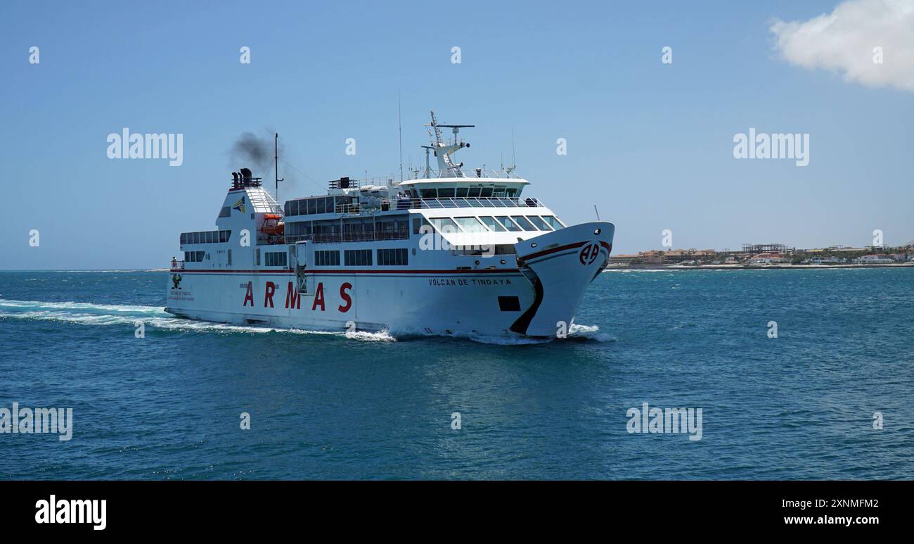 Armas Ferry approche de Corralejo Fuerteventura avec ouverture de la porte Bow. Banque D'Images