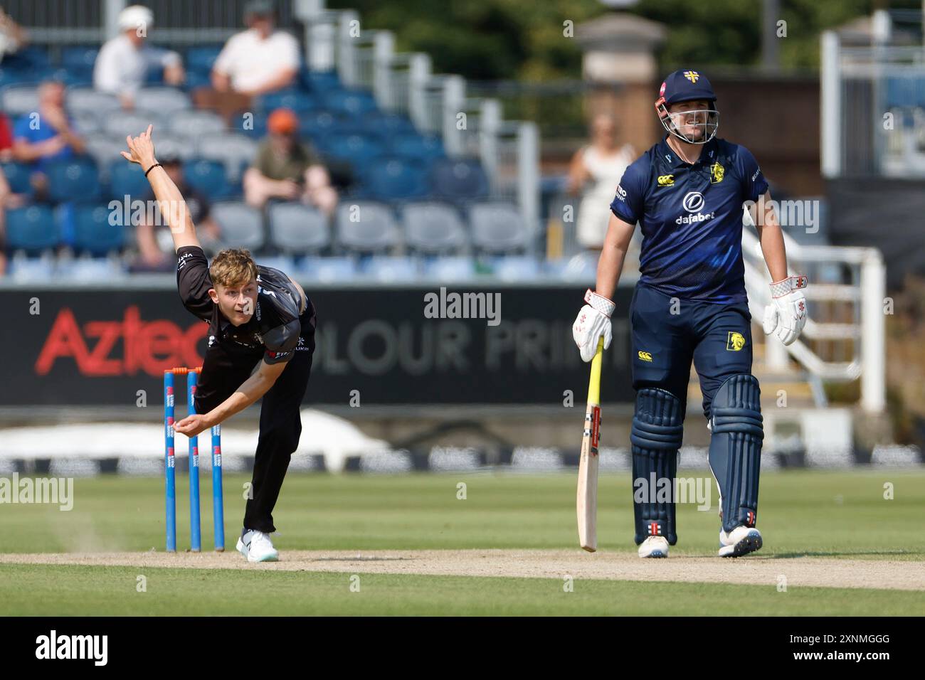 Bowling Alfie Ogborne de Somerset lors du match de la Metro Bank One Day Cup entre Durham County Cricket Club et Somerset au Seat unique Riverside, Chester le Street, le mercredi 31 juillet 2024. (Photo : Mark Fletcher | mi News) crédit : MI News & Sport /Alamy Live News Banque D'Images