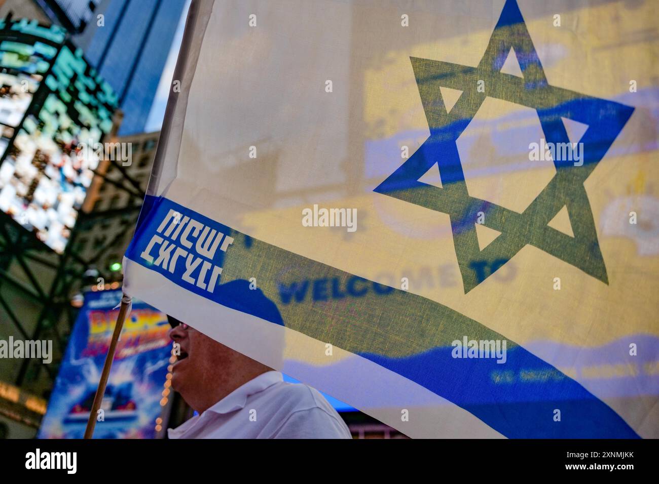 New York, New York, États-Unis. 31 juillet 2024. Drapeaux israéliens, discours, chansons à Times Square alors que la foule montrait leur soutien à Israël et à l’armée israélienne. Haut-parleur principal Was.Lt. Col. (RES.) Jonathan Conricus le porte-parole en chef de Tsahal. Le discours était centré sur Israël qui allait de l’avant après la tragédie du 7 octobre. Des partisans pro-palestiniens se sont rassemblés de l'autre côté de la rue séparés par le NYPD. Au moins un manifestant pro-palestinien a été arrêté. (Crédit image : © Milo Hess/ZUMA Press Wire) USAGE ÉDITORIAL SEULEMENT! Non destiné à UN USAGE commercial ! Banque D'Images