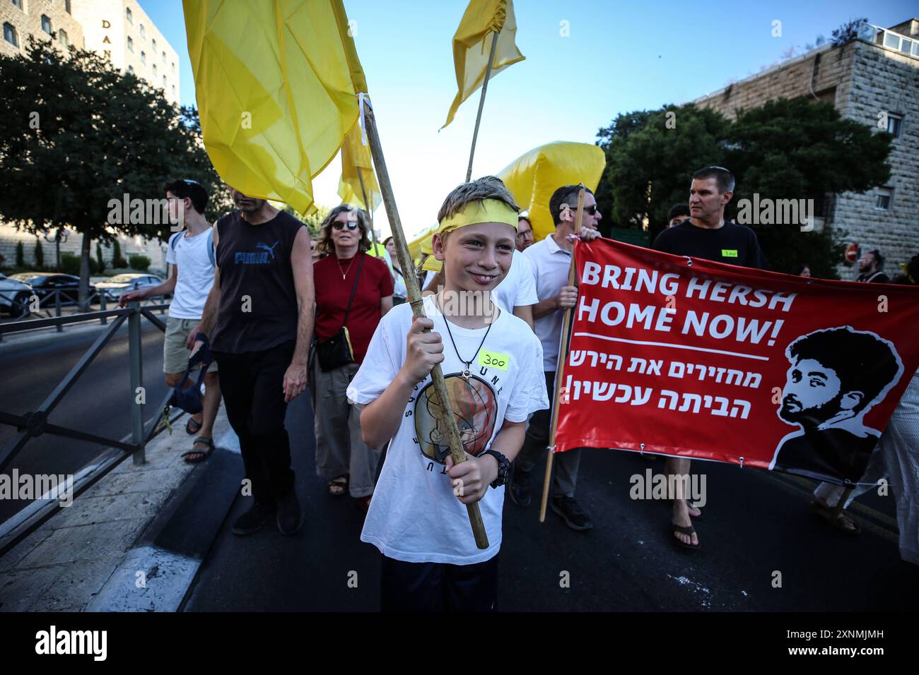 Les partisans du CONFLIT ISRAÉLO-PALESTINIEN PROTESTENT contre Hersh Goldberg-Polin et les autres otages détenus à Gaza exigent leur libération immédiate lors d'une marche alors qu'ils marquent 300 jours depuis l'attaque meurtrière du 7 octobre, dans le cadre du conflit israélo-Gaza en cours, à Jérusalem le 1er août 2024. Photo de saeed qaq Copyright : xSAEEDQAQx AX4X6452 Banque D'Images