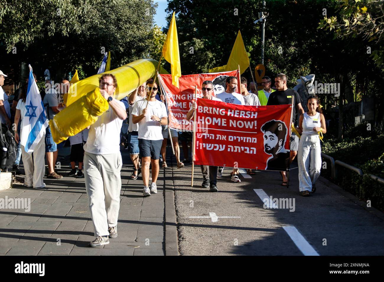 Les partisans du CONFLIT ISRAÉLO-PALESTINIEN PROTESTENT contre Hersh Goldberg-Polin et les autres otages détenus à Gaza exigent leur libération immédiate lors d'une marche alors qu'ils marquent 300 jours depuis l'attaque meurtrière du 7 octobre, dans le cadre du conflit israélo-Gaza en cours, à Jérusalem le 1er août 2024. Photo de saeed qaq Copyright : xSAEEDQAQx  B9Z9047 Banque D'Images